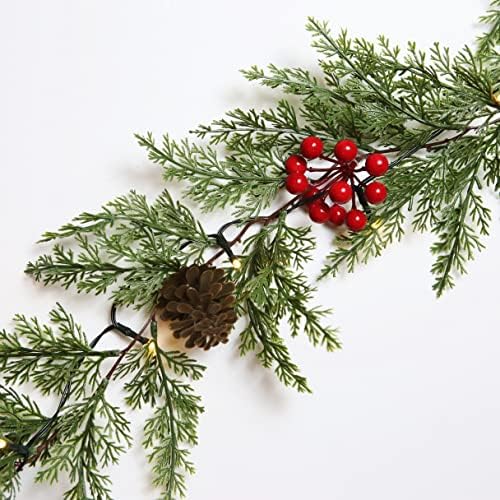 Haniz 6 ft סוללת זר חג המולד המופעלת, זר חג מולד מואר עם חרוטים אורן טיימר פירות יער אדומים