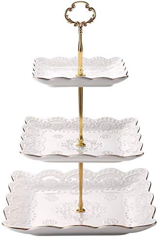 עמדת עוגת חרסינה מרובעת 3 שכבות מרובעת, לבן מסודר במעמד קינוח עוגות מובלט זהב - מגש הגשה שכבות למסיבת תה ומקלחת