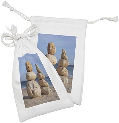 סטאנים בדים של אבנים לונאנים סט של 2, תצלום בחיים האמיתיים של 2 ערימות חלוקי נחל על חוף חולי ליד גלי
