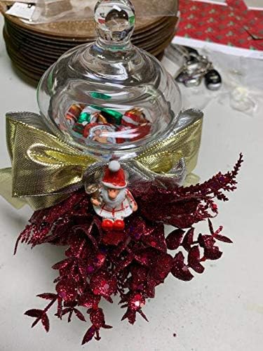 צלחת ממתקים זכוכית מלאה עם שוקולד חג המולד מתנה עטופה עם קישוט חג המולד