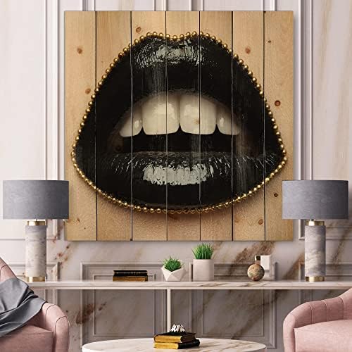 עיצוב שפתיים נשיות עם שפתון שחור ושרשרת זהב עיצוב קיר עץ מודרני ועכשווי, אמנות קיר מעץ שחור, לוחות קיר