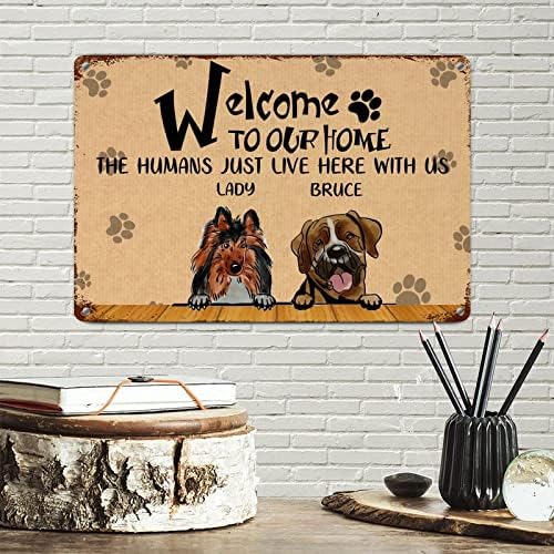 Alioyoit כלב מצחיק שלט מתכת שלט לוח כלבים מותאמים אישית שם ברוך הבא לביתנו בני האדם כאן איתנו קולב דלת כלב