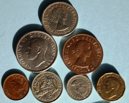 סט של שבעה מטבעות אספנות נדירות מבריטניה / בריטניה - 1942 Threepence, 1948 שילינג אחד; אחד משנות הארבעים