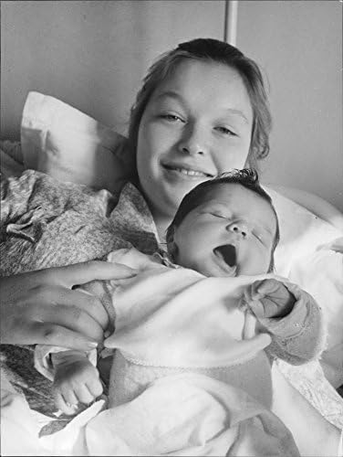 תצלום וינטג 'של מרינה ולדי עם התינוק.