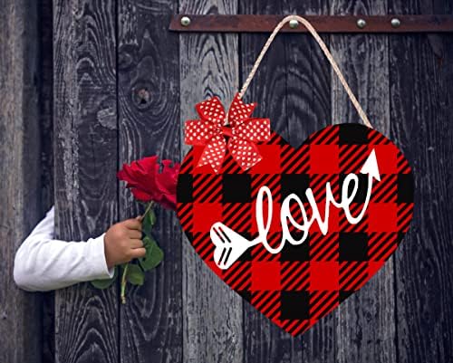 Cynosa Valentines יום דלת שלט לדלת הכניסה לב אהבה ולנטיין תלייה שלט אדום ושחור משובץ באפלו משובץ עץ קולב