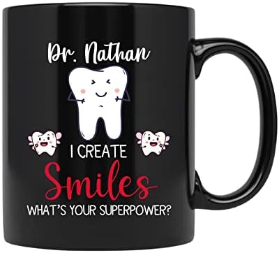 ספל קפה שחור עם רופא שיניים בהתאמה אישית עם שם - שן BE הוא רופא השיניים הטוב ביותר אי פעם ספל קרמי